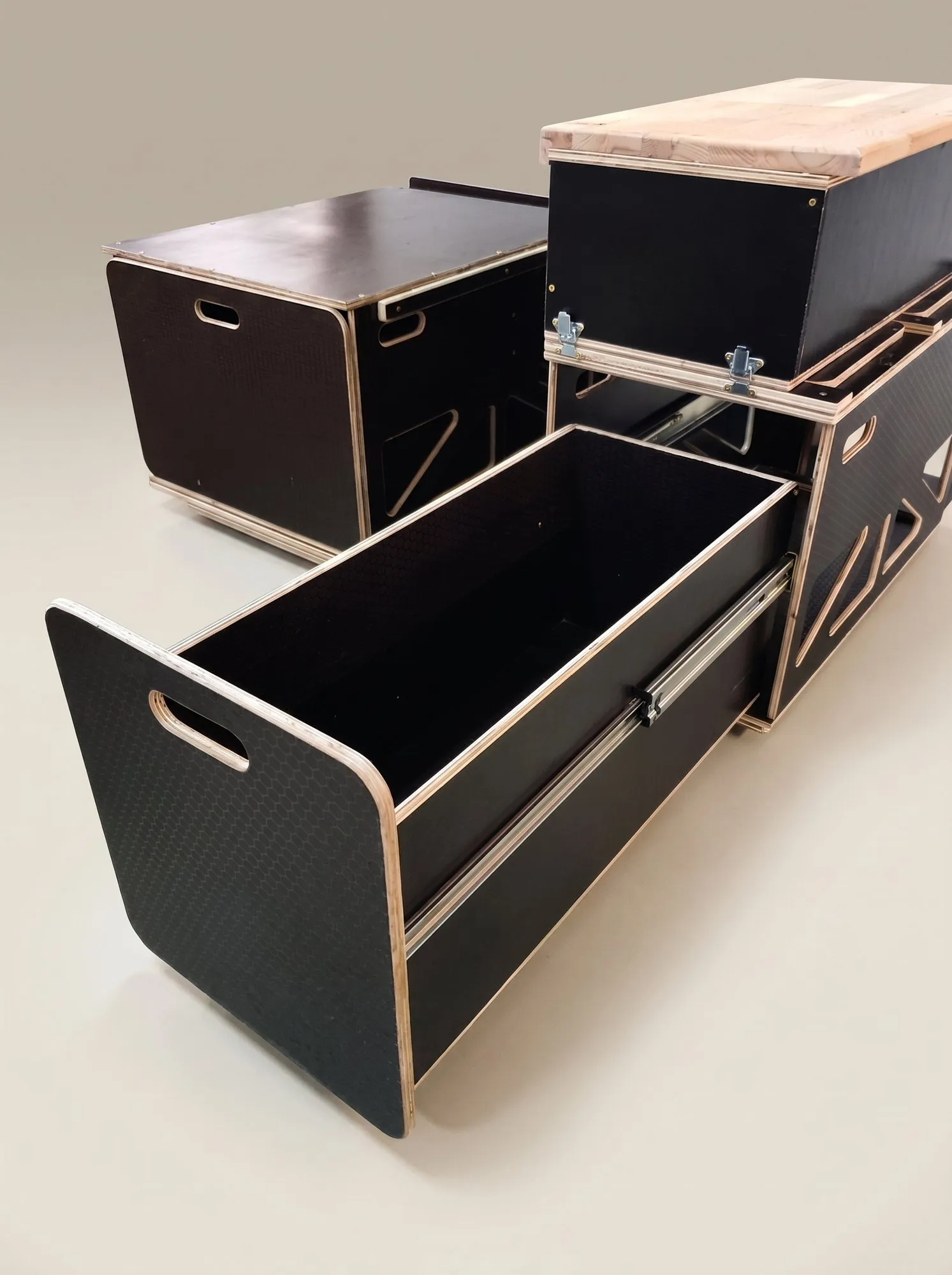 Cajón profundo sobre guías, Pieza del kit desmontable. Camperización de Alhóndiga Camper