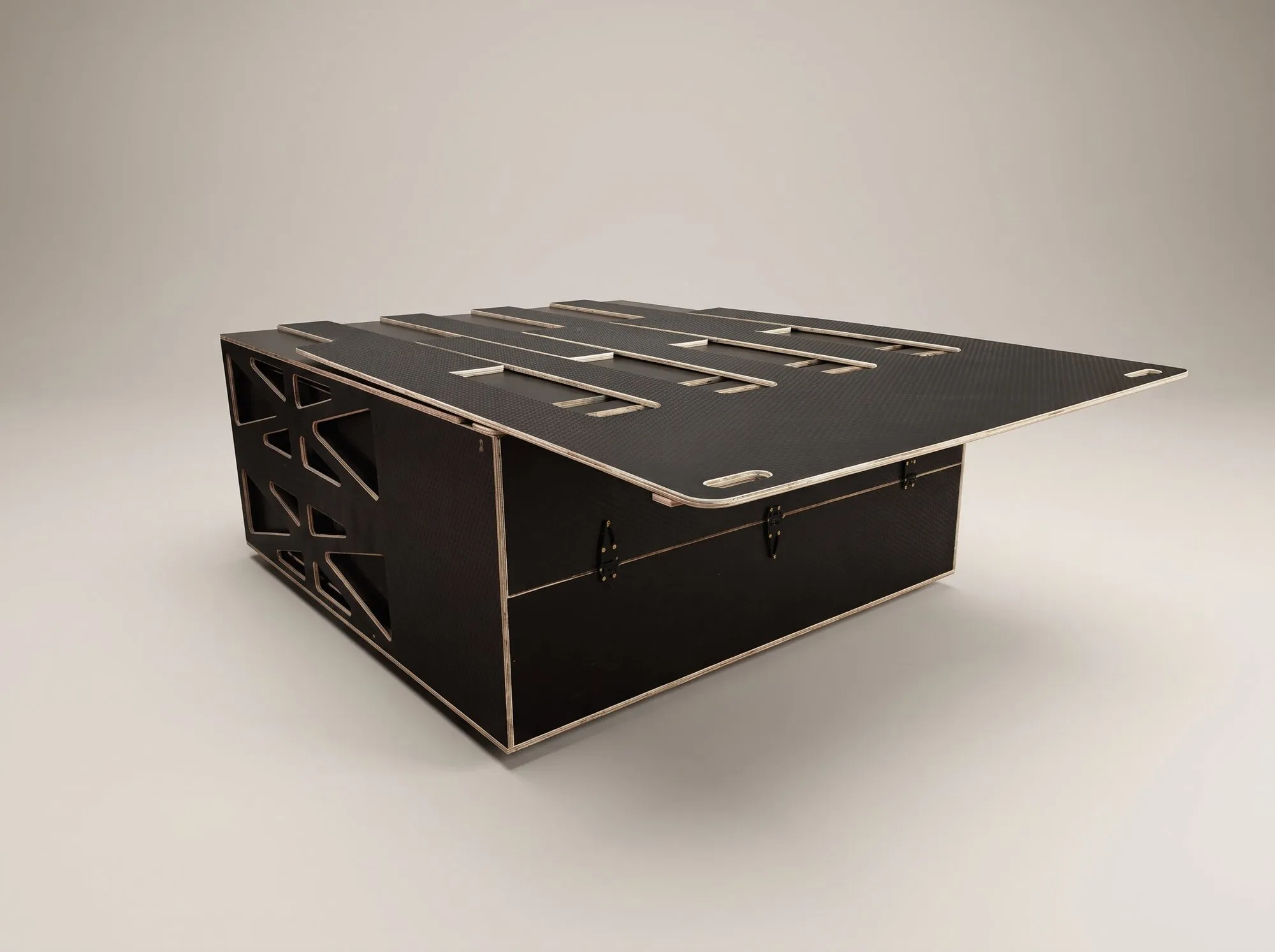 Cofre con cama plegable, Pieza del kit desmontable. Camperización de Alhóndiga Camper