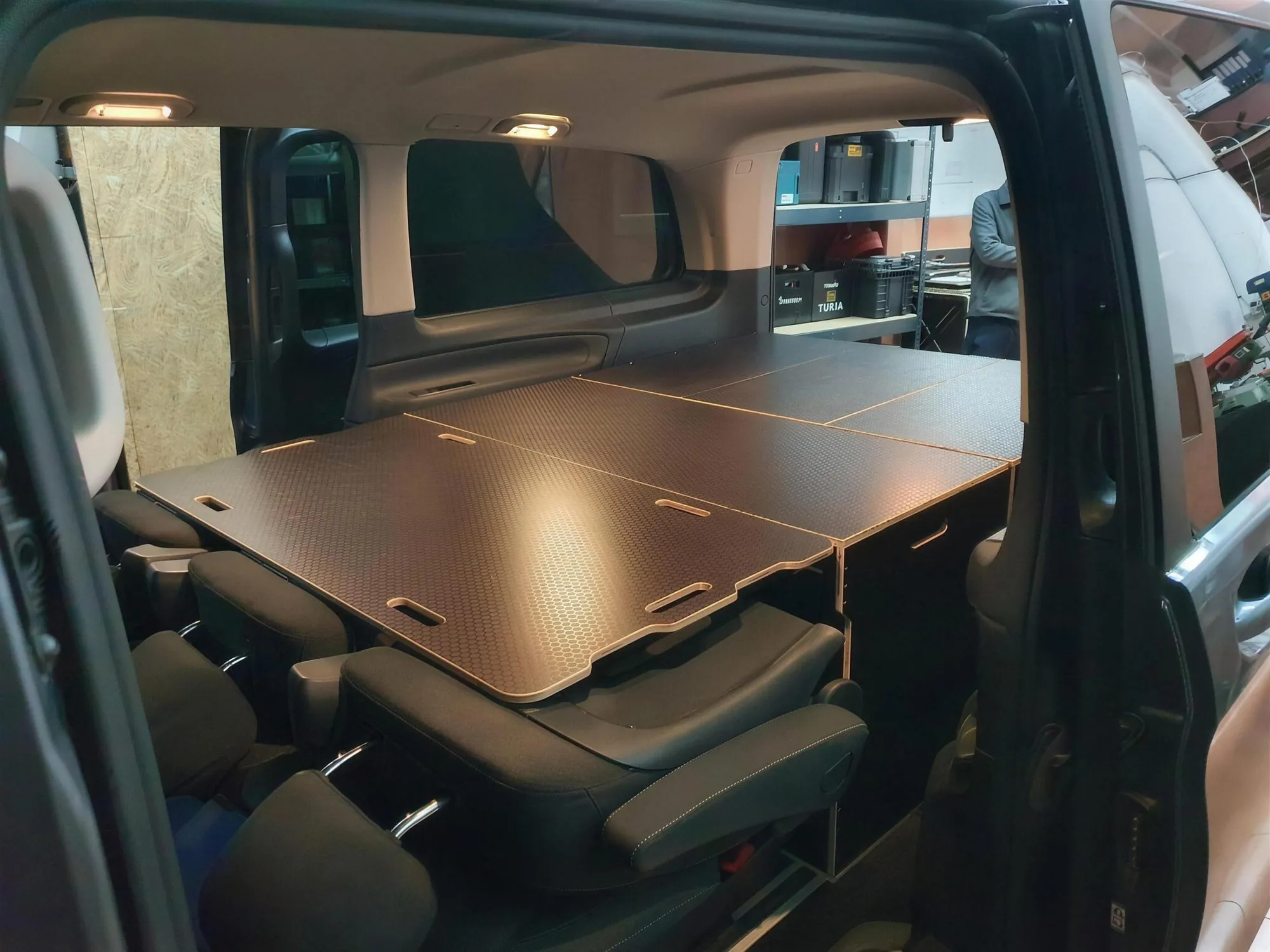 El kit modular de Alhóndiga Camper montado dentro de una furgoneta, en el taller